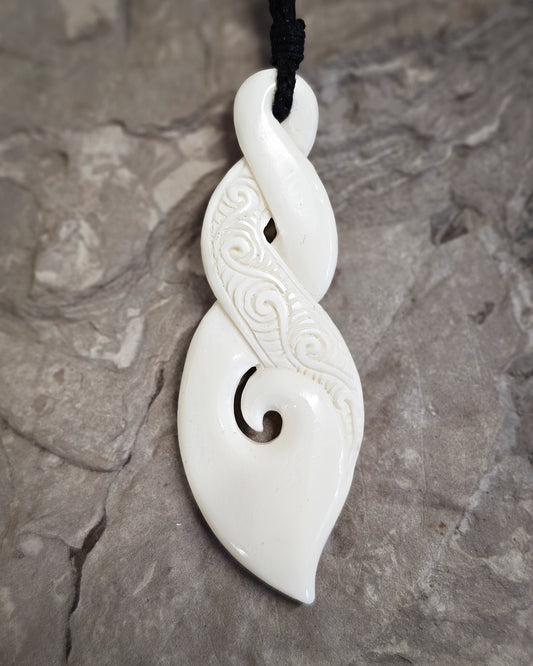 Pikorua Bone Carving