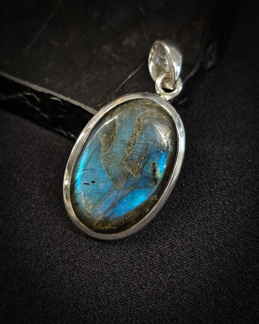 Oval Labradorite Pendant